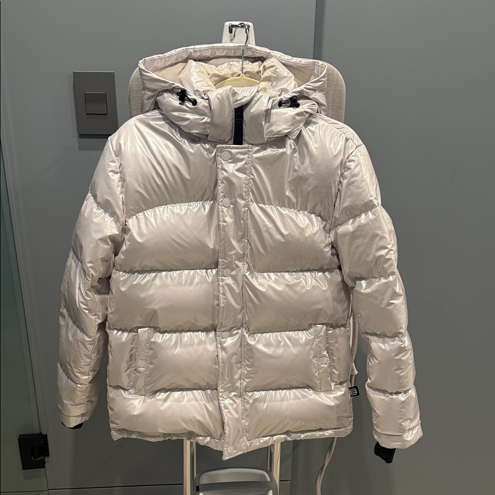 Aritzia Super Puff Original Hi Gloss Pearl White Size Small